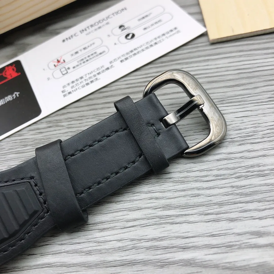 【Authentic Tmall】💰1640! Sevenfriday M3/01! 🎮 Shipping! Model: SF-M3/01 Size: 47mmx13mm Movement: Japanese Citizen Miyota8215 mechanical movement [genuine consistent movement] Citizen mechanical movement accurately escorts your travel time! A sandblasted and polished black and gun metal disc forms an aerodynamic Y-wing marking the seven-star logo at the 7 hour mark. 🎮 The Y-wing shape leaves room to display three overlapping white discs indicating the time, minutes and seconds to be read from left to right. A forward red highlight displays the time on the left at the 9H mark, and a forward red arrow indicates the minutes on the right. The seconds are in increments of 5 on the identification plate. 🎮Sanjie exquisitely recommends men’s high-quality mechanical watches. Exquisite inheritance and real effects. Guarantee of SJ quality.